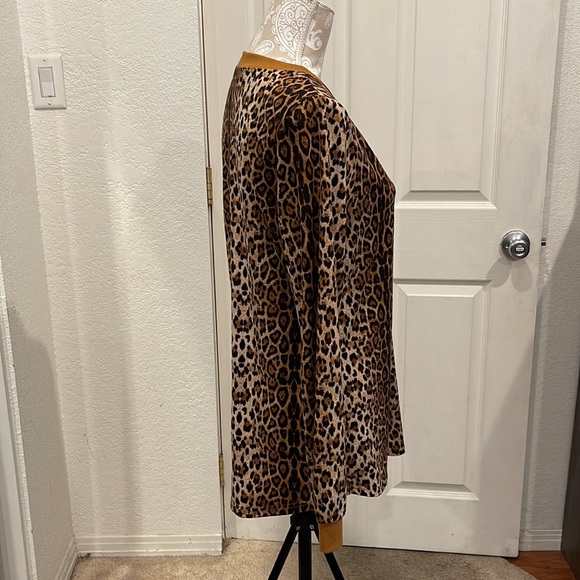 Beautiful Buttoned Up Leopard Print Top In Excellent Condition - Picture 4 of 4